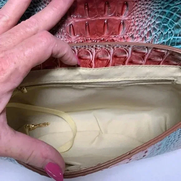 VEGAN LEATHER Purse,Crossbody, NWOT. Beautiful colors. - Picture 3 of 4